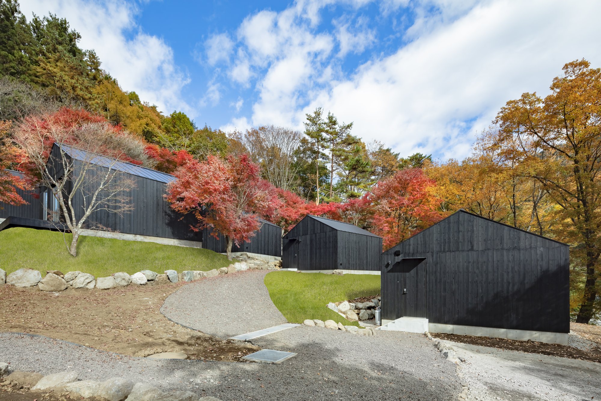 紅葉と黒い建物が印象的