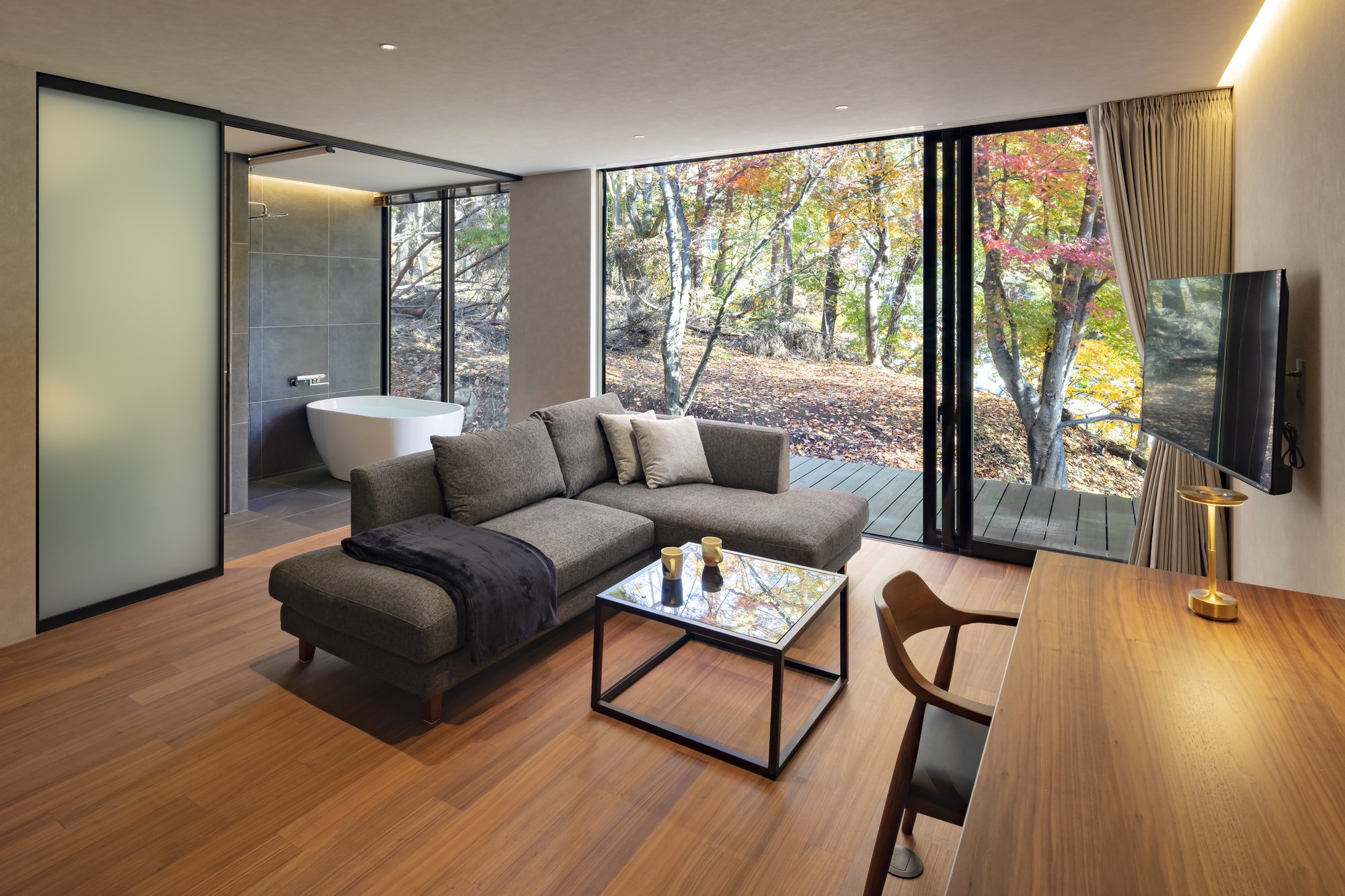 リビングとバスルーム、紅葉の景色